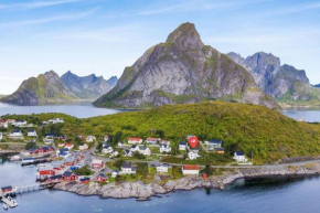 Reine Fishermans House - Mountain & Seaview